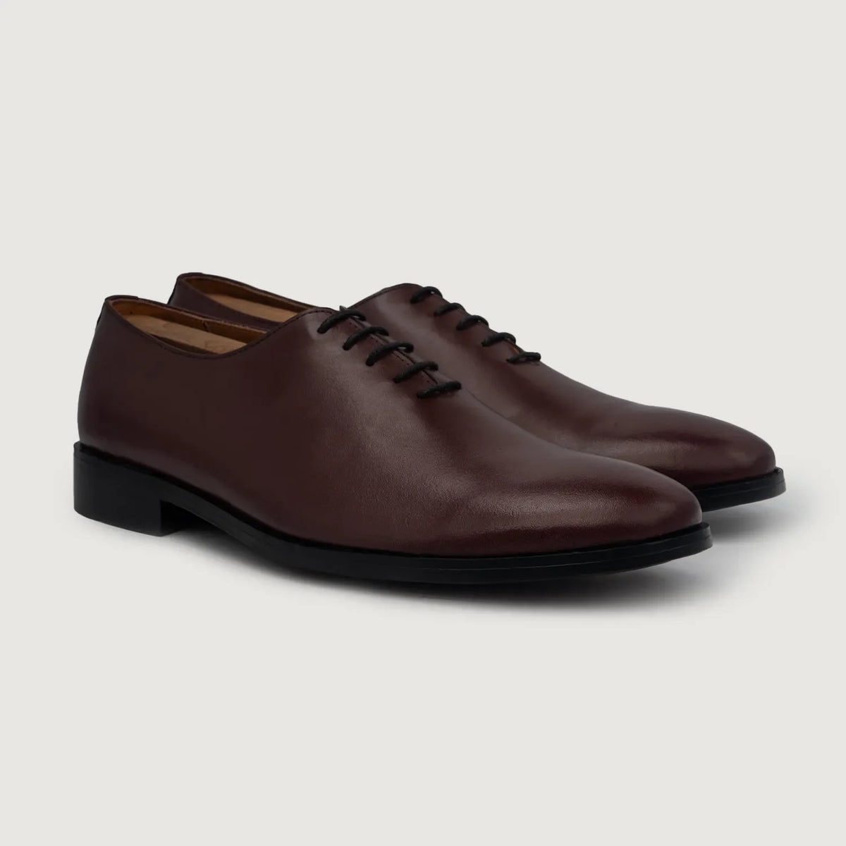 Director Wholecut Granate Zapatos de cuero para Hombre For Men in Maroon Full-Grain Leather - Vista frontal y silueta entallada | Comprar online