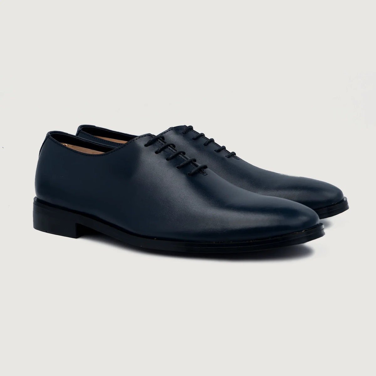 Director Wholecut Midnight Azul Zapatos de cuero para Hombre For Men in Midnight Blue Full-Grain Leather - Vista frontal y silueta entallada | Comprar online