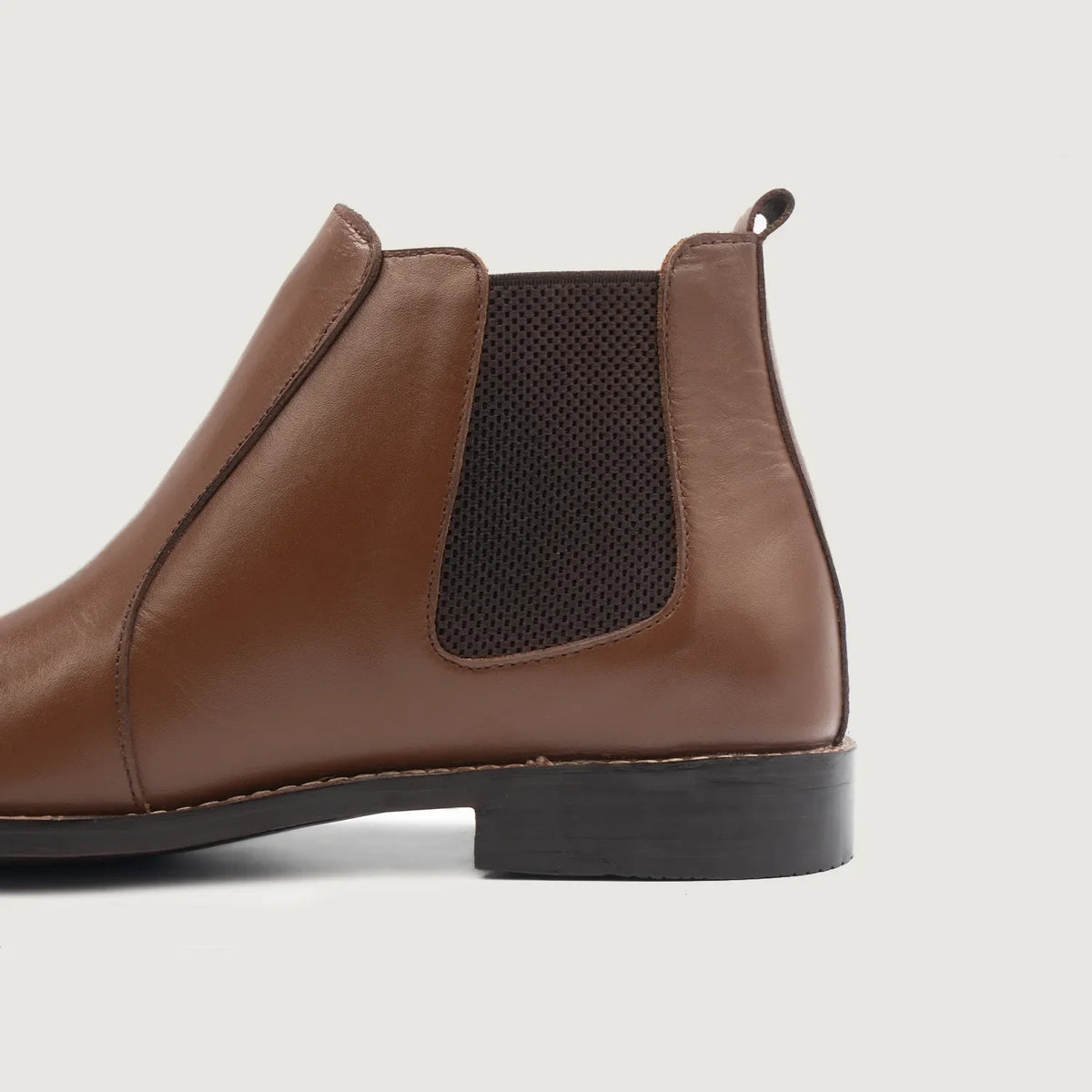 High-Traction Rubber Outsole & Lug Tread Pattern on Clarkson Chelsea Marrón Botas de cuero para Hombre For Men
