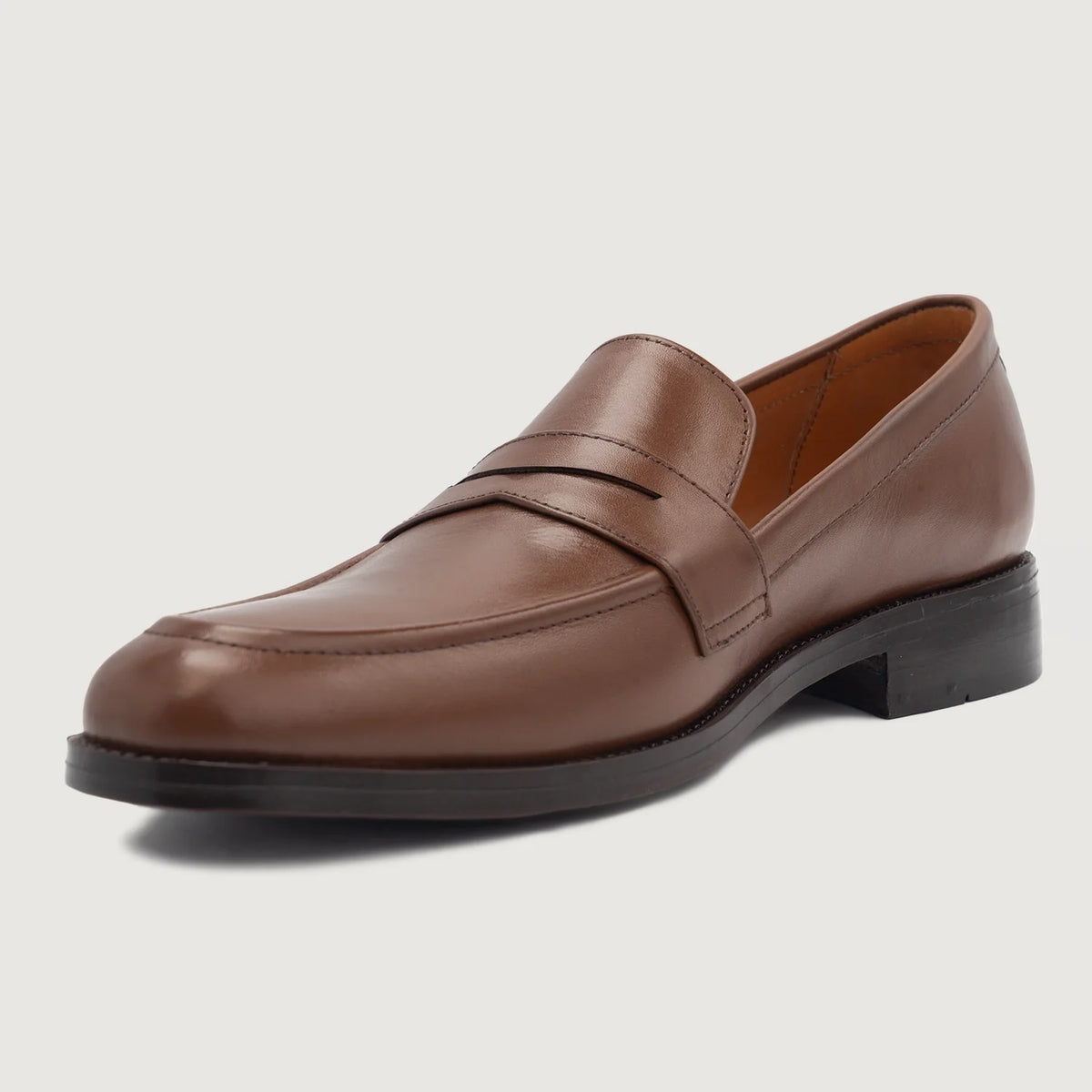 High-Traction Rubber Outsole & Lug Tread Pattern on Baxton Marrón Mocasines de cuero para Hombre