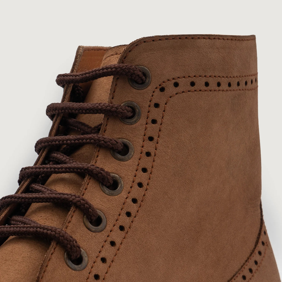 Vista de detalle of Classic Collar & Heavy-Duty Zipper Hardware on Duster Brogues Derby Marrón Nubuck Botas de cuero para Hombre For Men