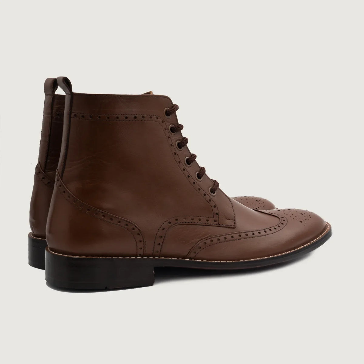 Duster Brogues Derby Marrón Botas de cuero para Hombre - Vista lateral mostrando el corte ergonómico de mangas