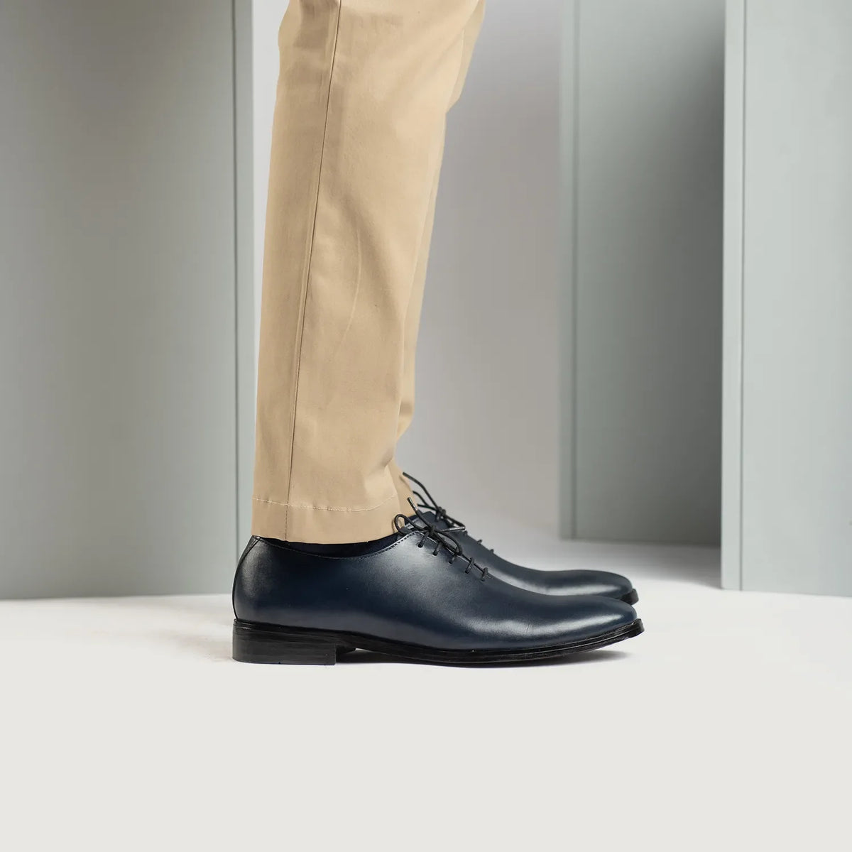 Perspectiva del modelo vistiendo Director Wholecut Midnight Azul Zapatos de cuero para Hombre For Men en modelo con caída natural bajo luz de día