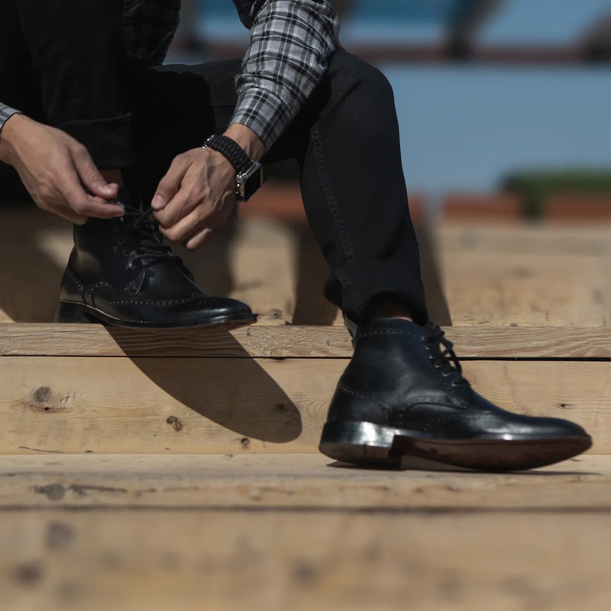 Perspectiva del modelo vistiendo Duster Brogues Derby Negro Botas de cuero para Hombre For Men en modelo con caída natural bajo luz de día