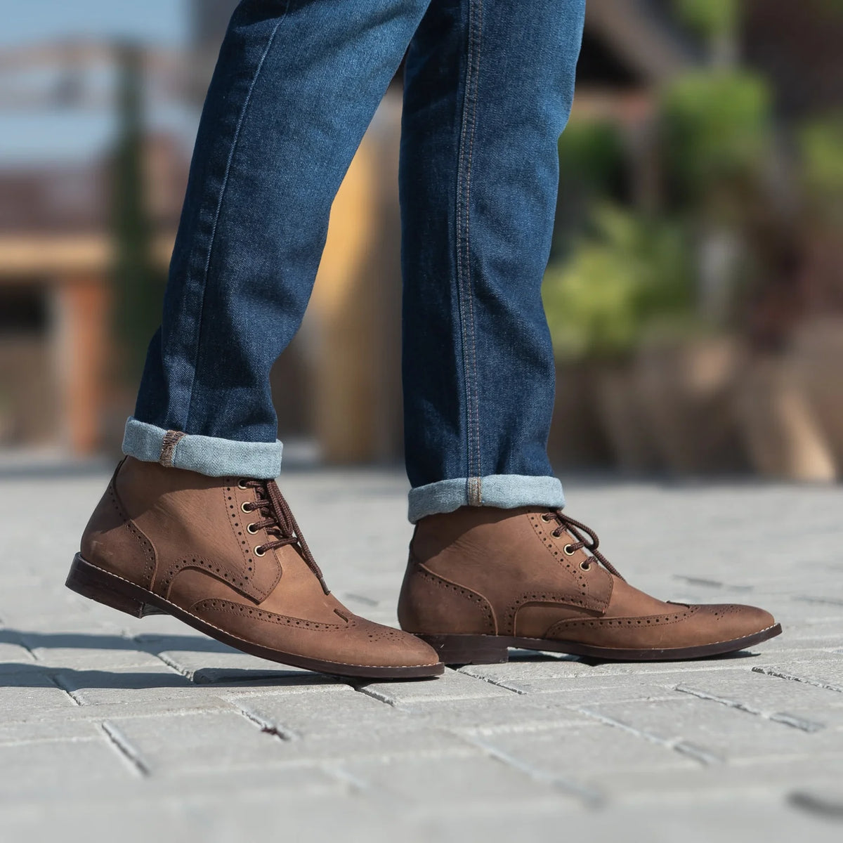 Perspectiva del modelo vistiendo Duster Brogues Derby Oil Pull-up Marrón Botas de cuero para Hombre en modelo con caída natural bajo luz de día