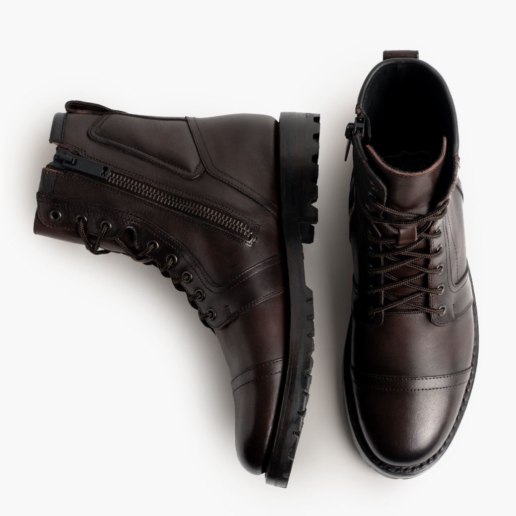 Vista de detalle of Classic Collar & Heavy-Duty Zipper Hardware on Casa Moto Viejo Inglés Botas de cuero para Hombre