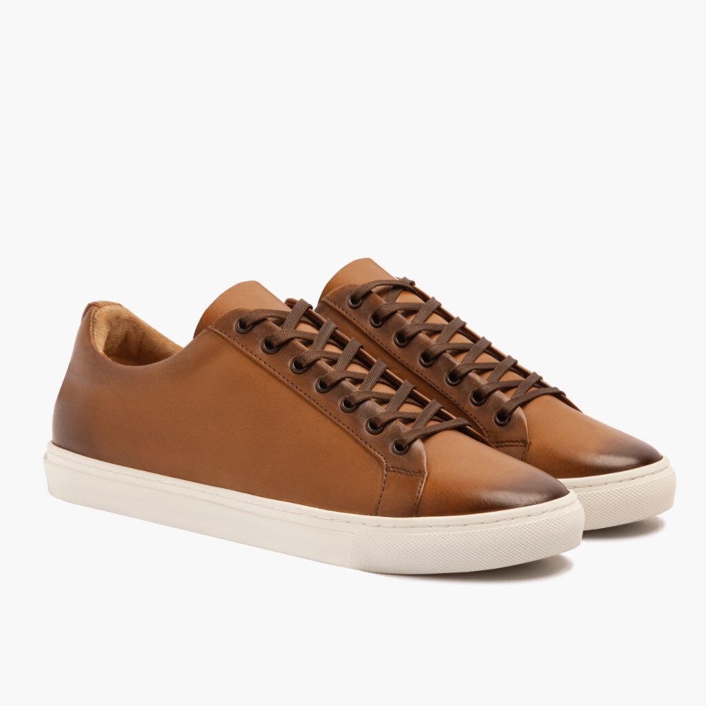 Premier Low Top Toffee Zapatillas de cuero para Hombre For Men in Classic Full-Grain Leather - Vista de perfil | Comprar online