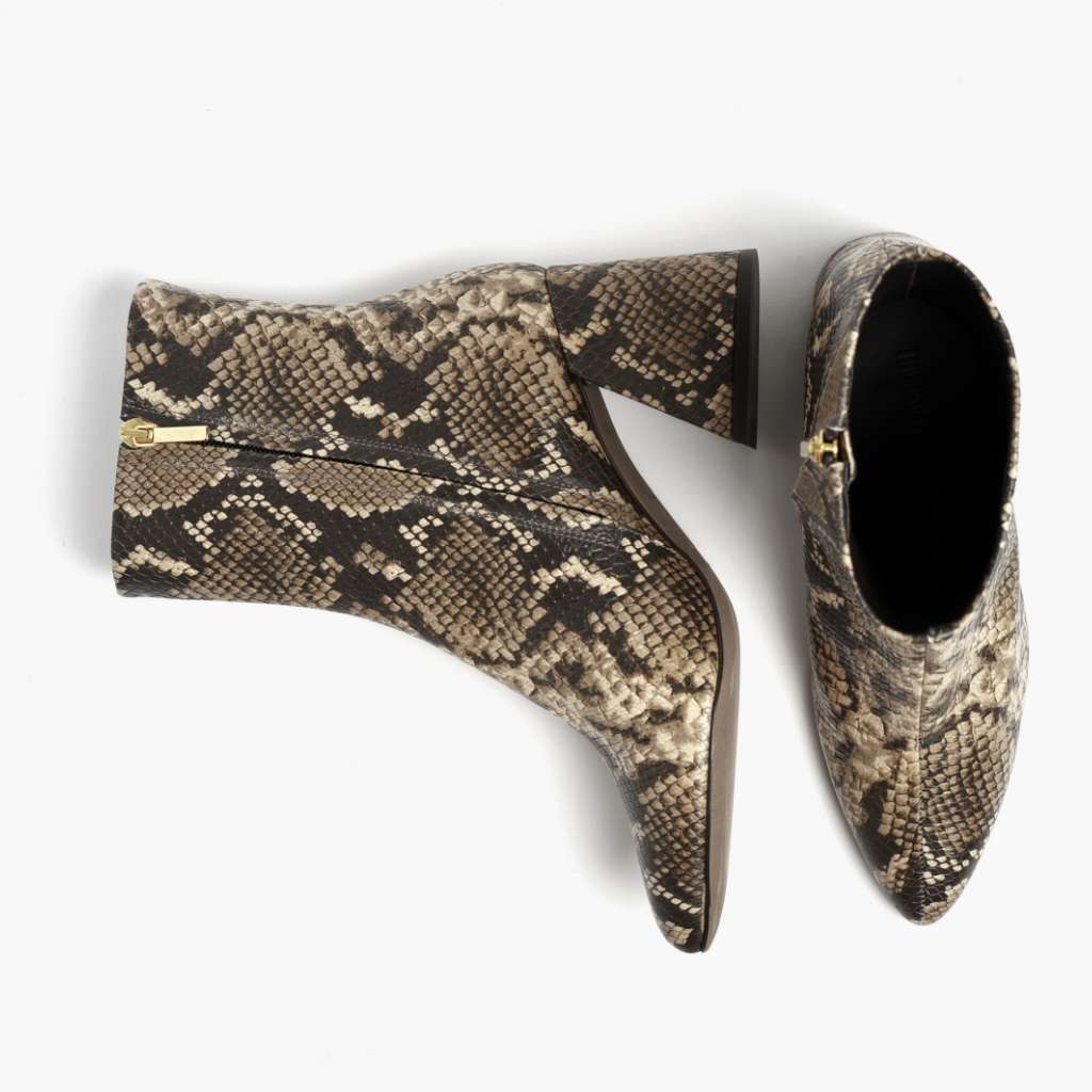 High-Traction Rubber Outsole & Lug Tread Pattern on Heartbreaker Snake Print Botas de cuero para Mujer