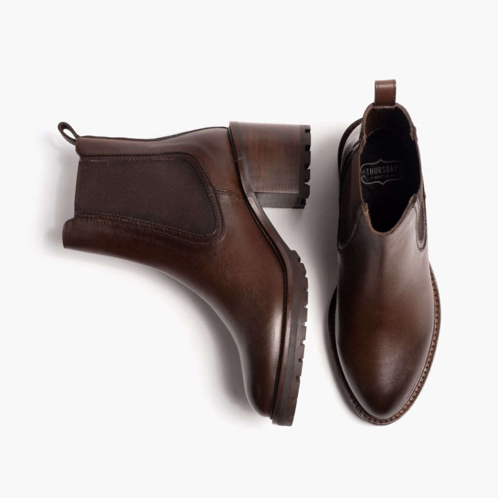 High-Traction Rubber Outsole & Lug Tread Pattern on Knockout Chocolate Botas de cuero para Mujer