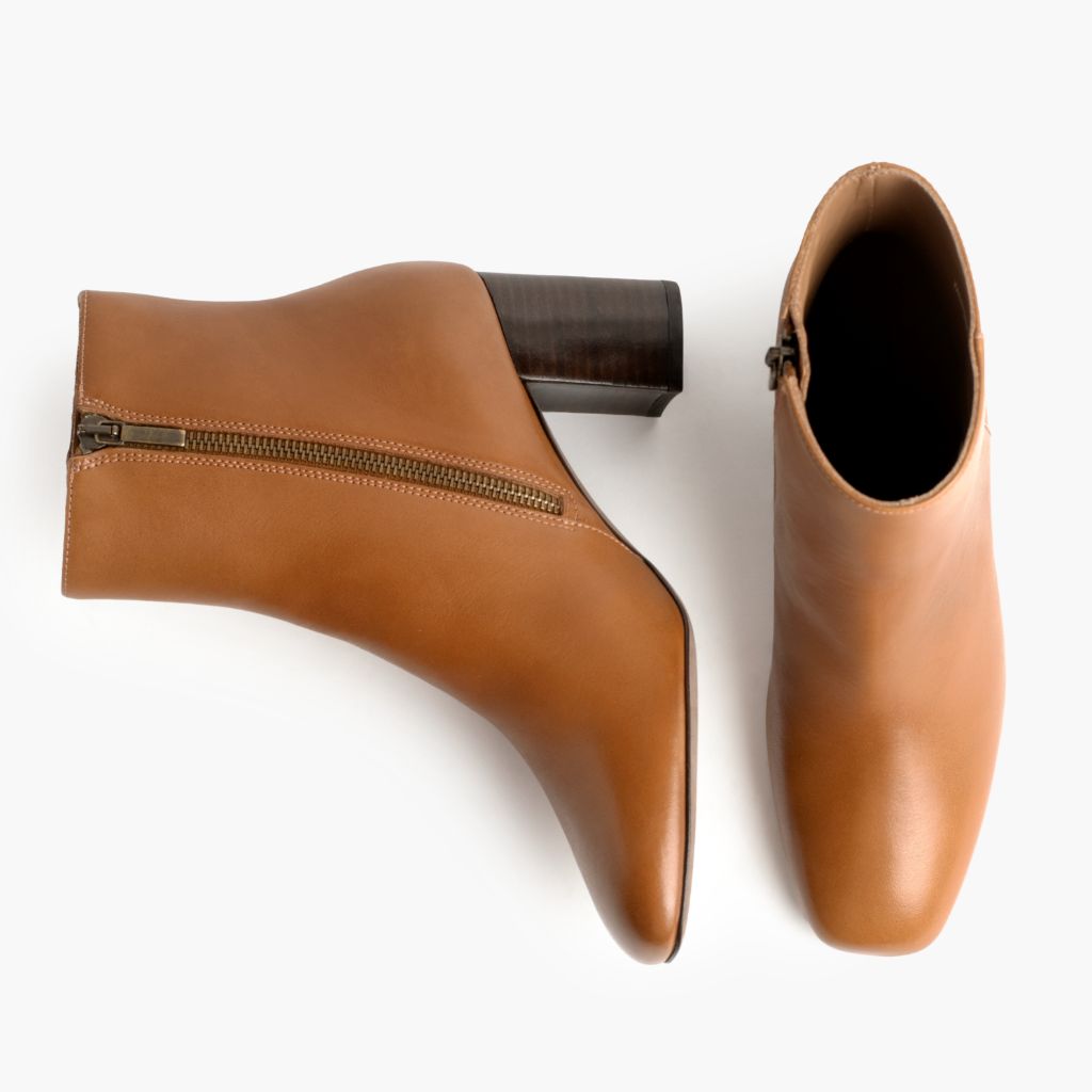 High-Traction Rubber Outsole & Lug Tread Pattern on High Standard Toffee Botas de cuero para Mujer