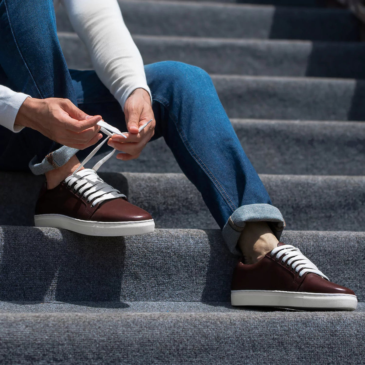 High-Traction Rubber Outsole & Lug Tread Pattern on Murphy Low Top Granate Zapatillas de cuero para Hombre