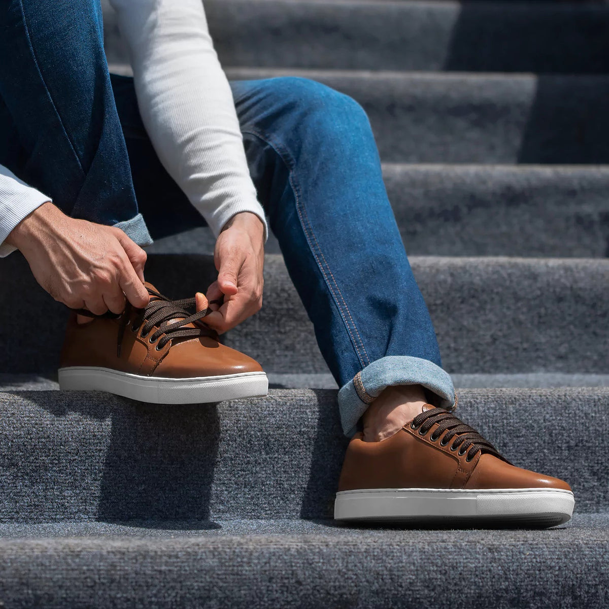 High-Traction Rubber Outsole & Lug Tread Pattern on Murphy Low Top Tostado Zapatillas de cuero para Hombre