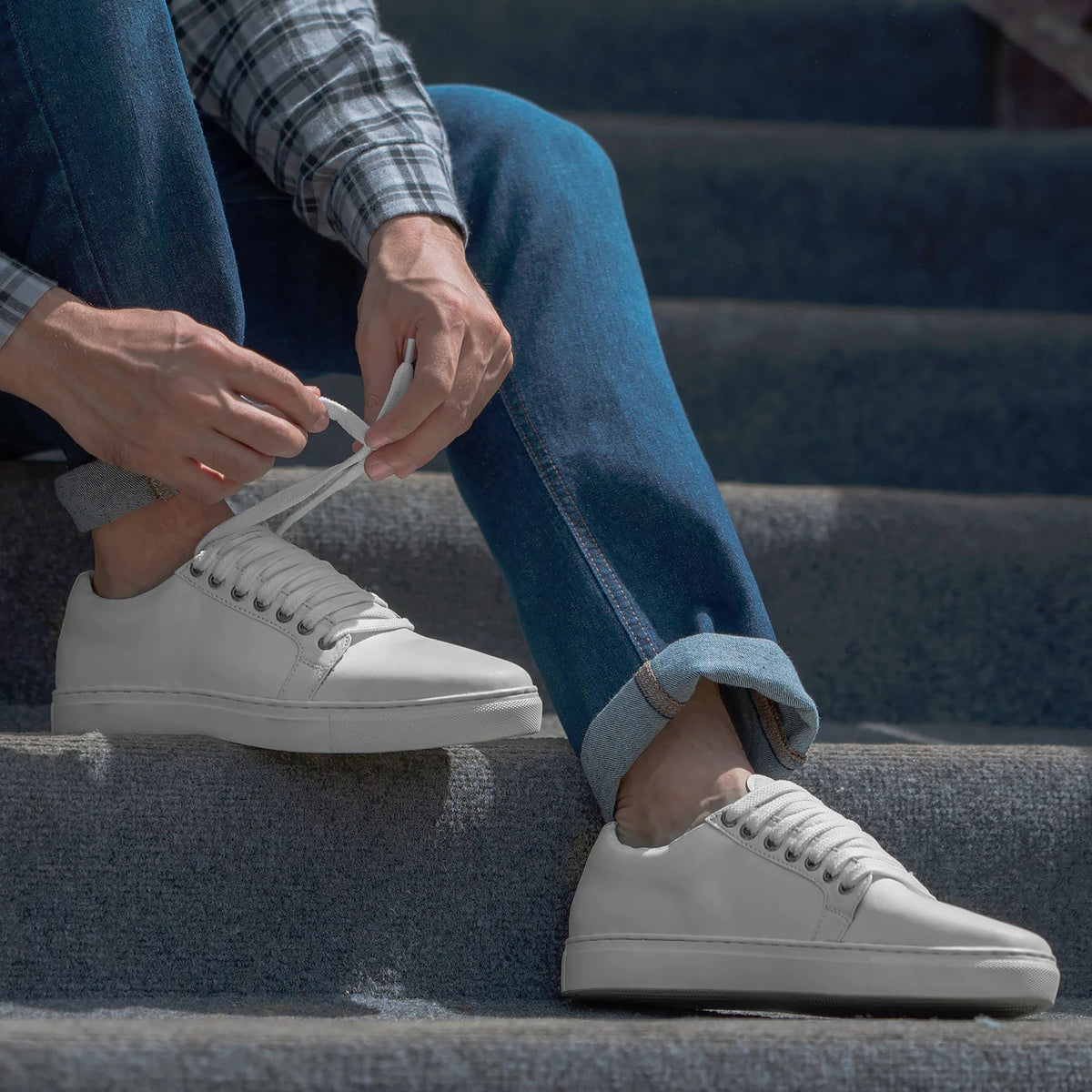 High-Traction Rubber Outsole & Lug Tread Pattern on Murphy Low Top Blanco Zapatillas de cuero para Hombre
