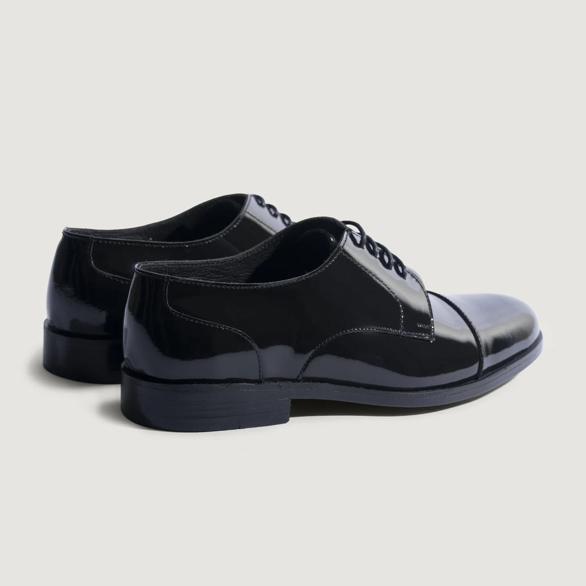 High-Traction Rubber Outsole & Lug Tread Pattern on Attorney Derby Negro Zapatos de charol para Hombre For Men