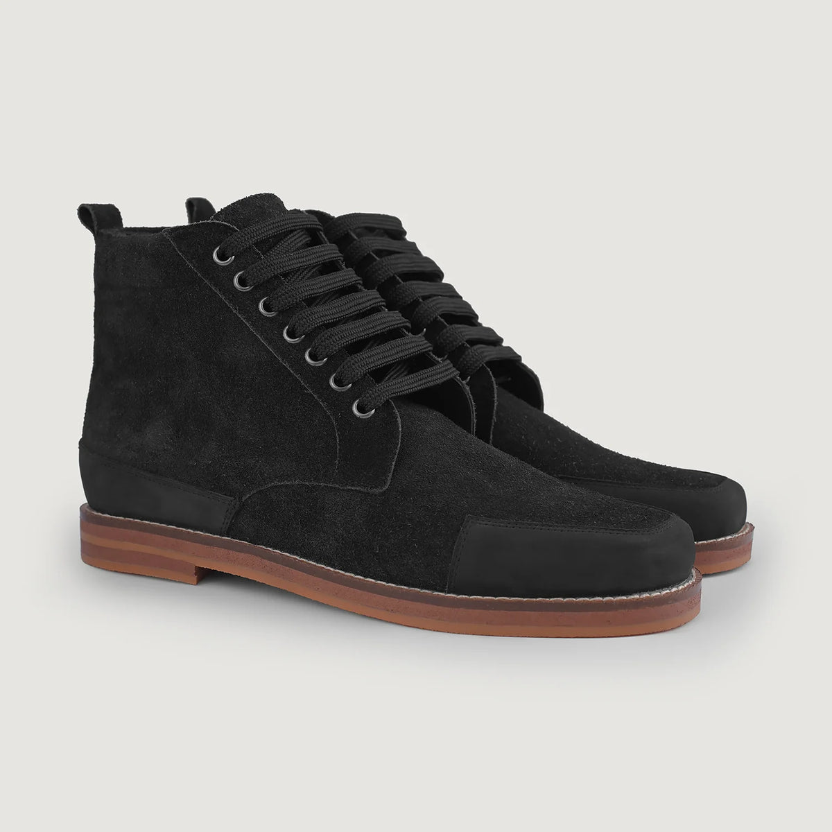 Carnell Botas Moc Toe de ante negro para Hombre in Distressed Black Goatskin Suede - Vista de perfil | Comprar online