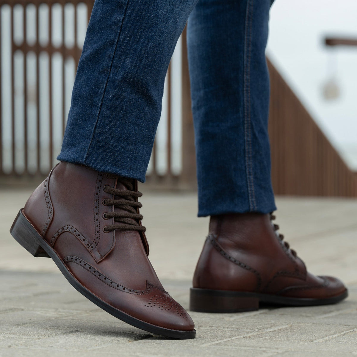 Perspectiva del modelo vistiendo Duster Brogues Derby Marrón Burnished Botas de cuero - StudGuard para Hombre en modelo con caída natural bajo luz de día