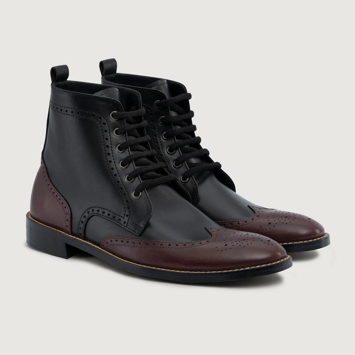 Duster Brogues Derby Maroon Black Leather Boots StudGuard For Men in Black and Maroon Full-Grain Leather - Vista frontal y silueta entallada | Comprar online