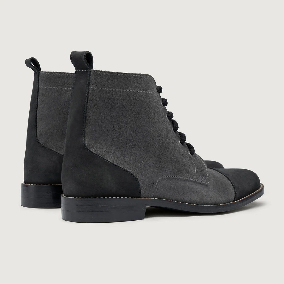 High-Traction Rubber Outsole & Lug Tread Pattern on Knight Derby Gris & Negro Botas de cuero - StudGuard para Hombre