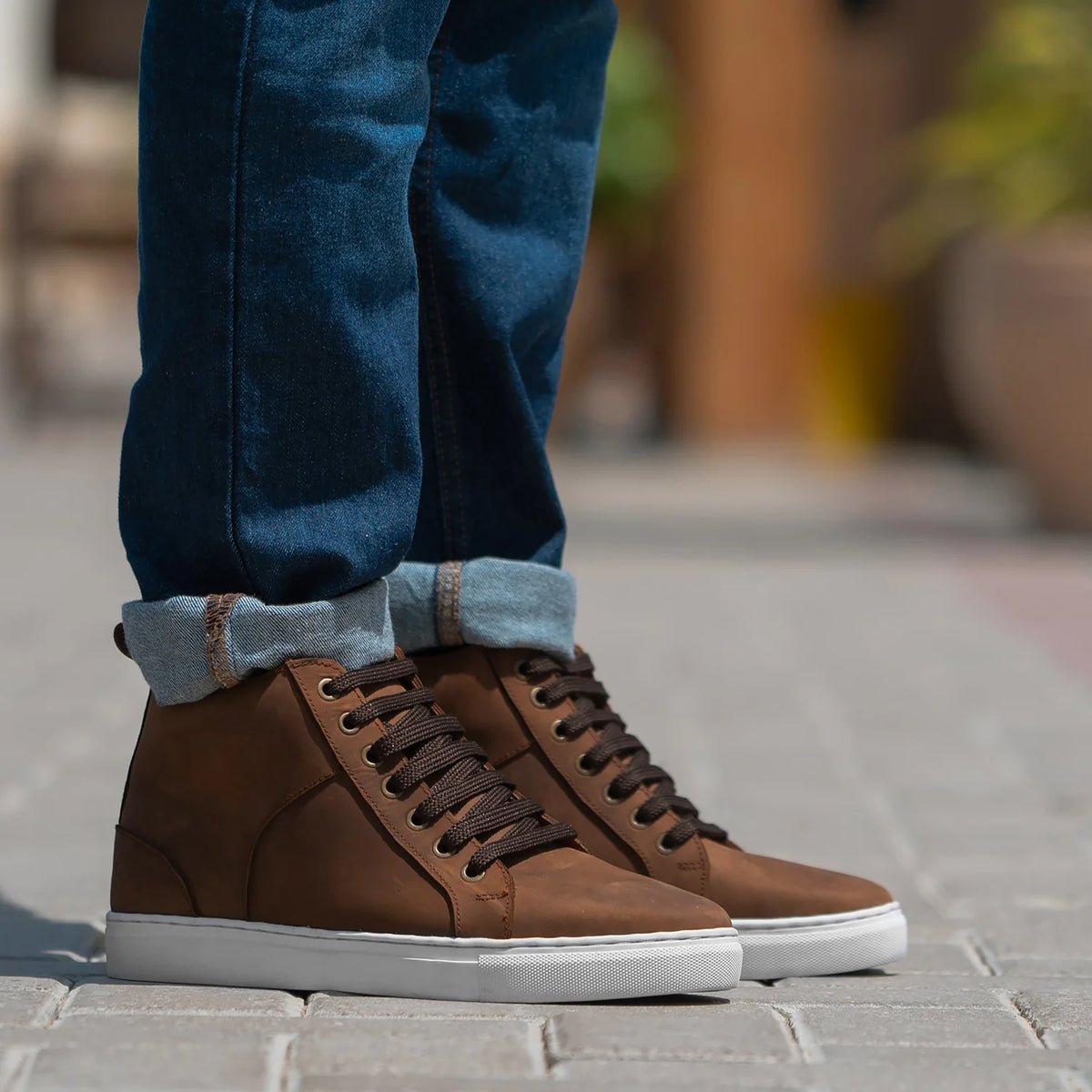 Marty High Top Brown Suede Sneakers For Men in Brown Goatskin Suede - Vista de perfil | Comprar online