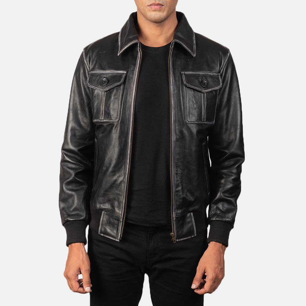 
Aaron Distressed Black Leather Bomber Jacket in Black Cowhide Leather - Vista frontal y silueta entallada | Comprar online