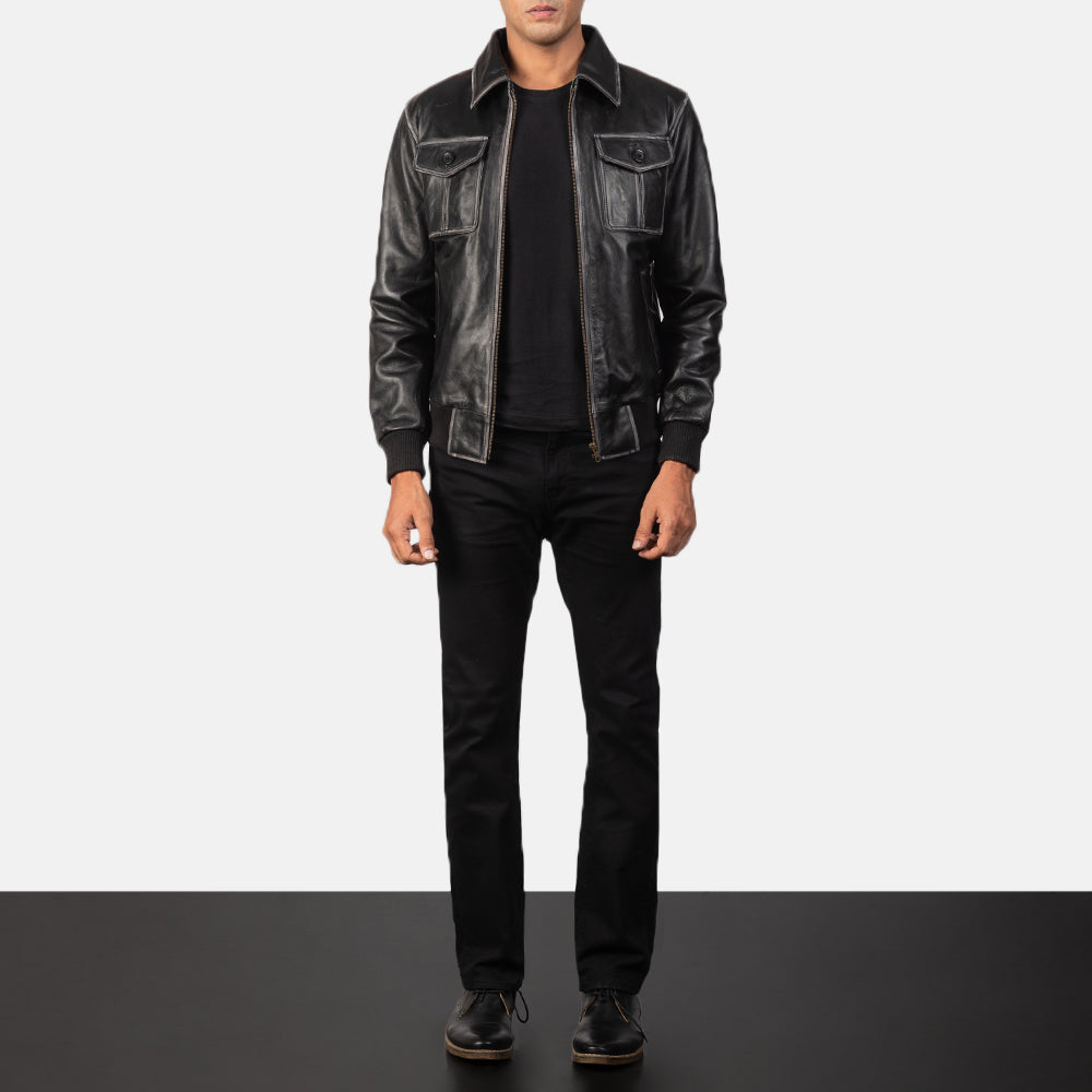 
Aaron Distressed Black Leather Bomber Jacket - Vista lateral mostrando el corte ergonómico de mangas