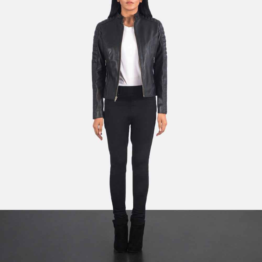 Women's Adalyn Acolchado Negro Chaqueta Biker de Cuero para Mujer - Vista de perfil lateral con corte ergonómico de manga