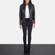 Women's Adalyn Acolchado Negro Chaqueta Biker de Cuero para Mujer - Vista de perfil lateral con corte ergonómico de manga