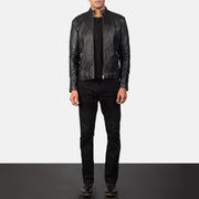 Detalle de cerca of Band &amp; Zipper Hardware on Men's Adornica Negro Chaqueta Biker de Cuero para Hombre