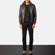 Detalle de cerca of Rib Knit &amp; Zipper Hardware on Men's Air Rolf Mocha Brown Leather Bomber Jacket