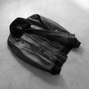 
Perspectiva del modelo vistiendo Airin G-1 Negro Chaqueta Bomber de Cuero para Hombre en modelo con caída natural bajo luz de día