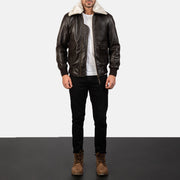 
Airin G-1 Marrón Chaqueta Bomber de Cuero para Hombre - Vista lateral mostrando el corte ergonómico de mangas