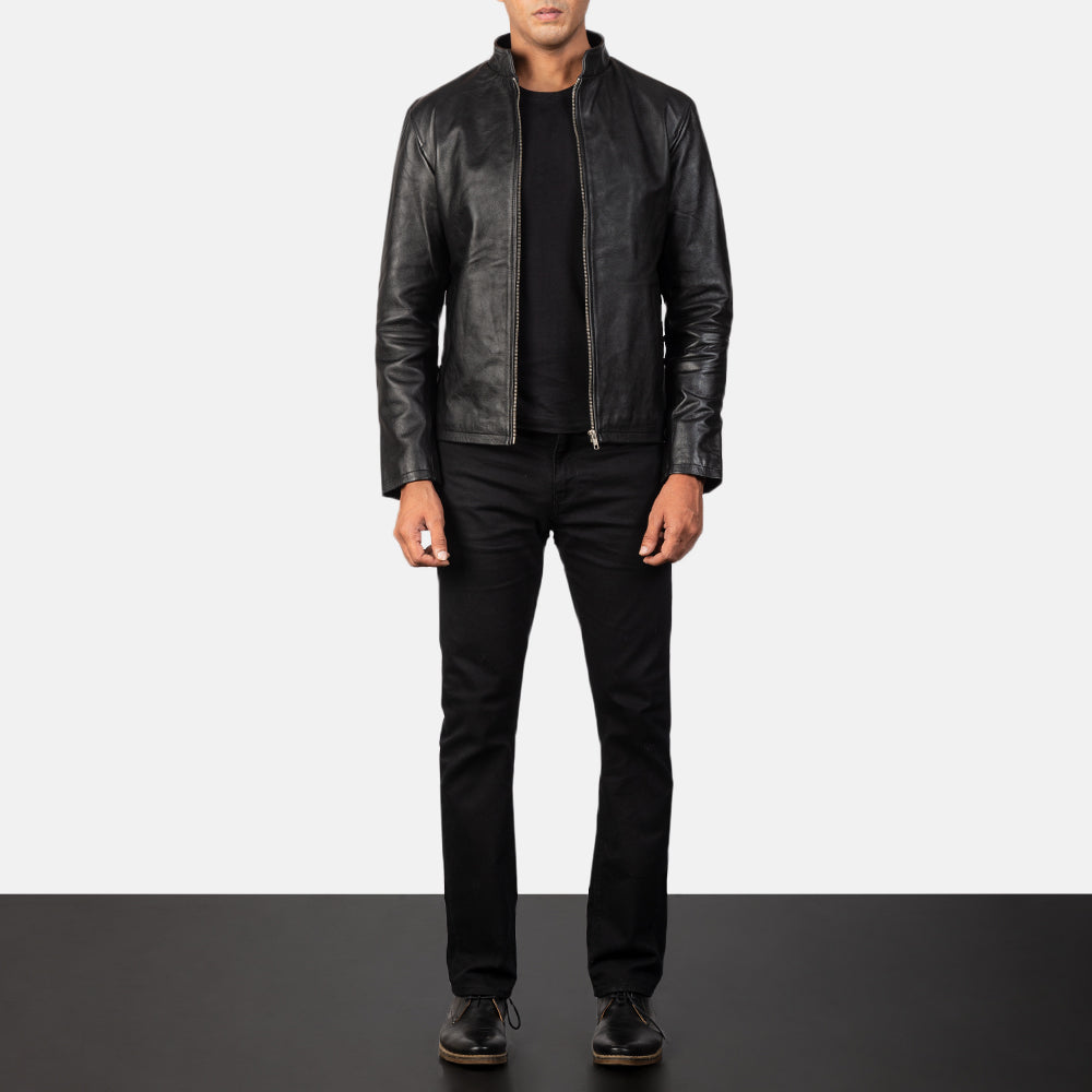 Detalle de cerca of Band &amp; Zipper Hardware on Men's Alex Black Leather Biker Jacket