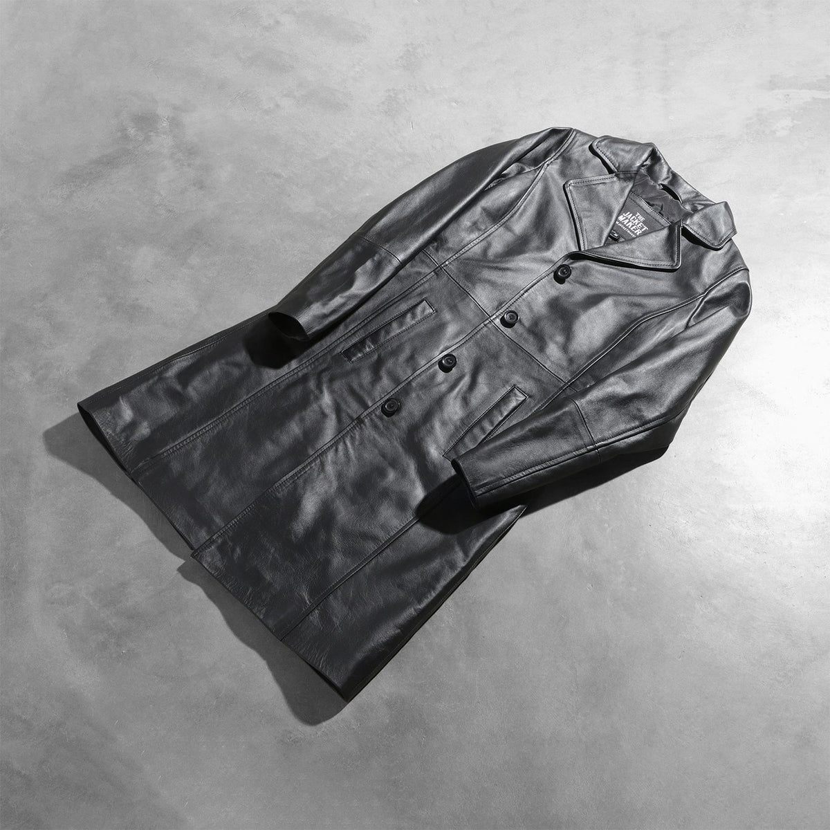 Styled Fit Perspective of Women's Alexis Negro Single Breasted Abrigo de Cuero para Mujer on Model - Natural Daylight Drape