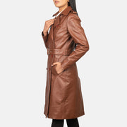 Detalle de cerca of Notch &amp; Buttons Hardware on Women's Alice Marrón Double Breasted Abrigo de Cuero para Mujer
