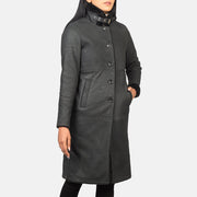 
Distressed Black Sheepskin Leather Aviator Jacket - Vista posterior con hombros definidos y bajo impecable