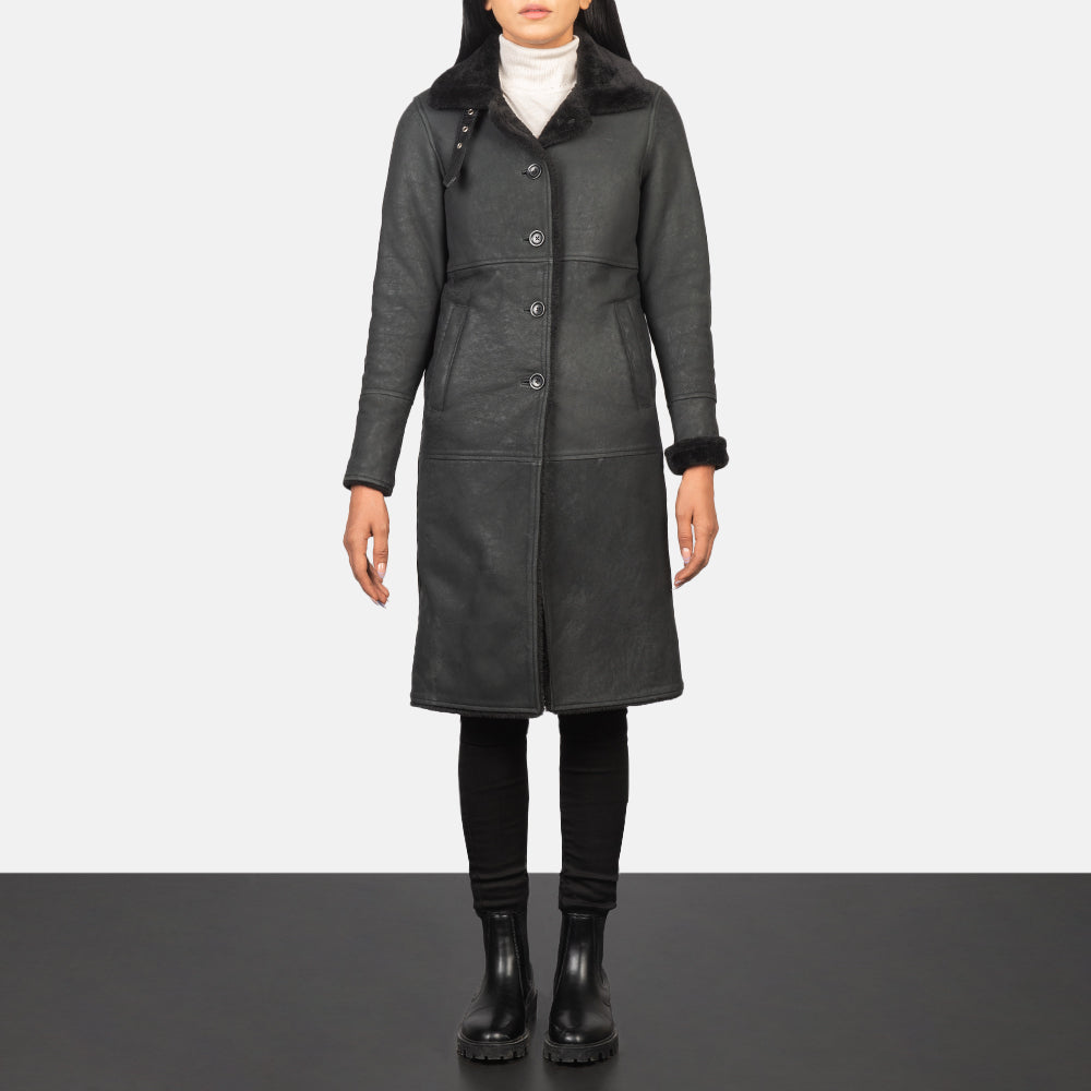 
Alina Shearling Negro Abrigo de Cuero para Mujer - Vista lateral mostrando el corte ergonómico de mangas