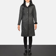 
Alina Shearling Negro Abrigo de Cuero para Mujer - Vista lateral mostrando el corte ergonómico de mangas