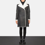 
Amie Black Double Breasted Shearling Coat in Black Sheepskin Snuffed - Vista frontal y silueta entallada | Comprar online