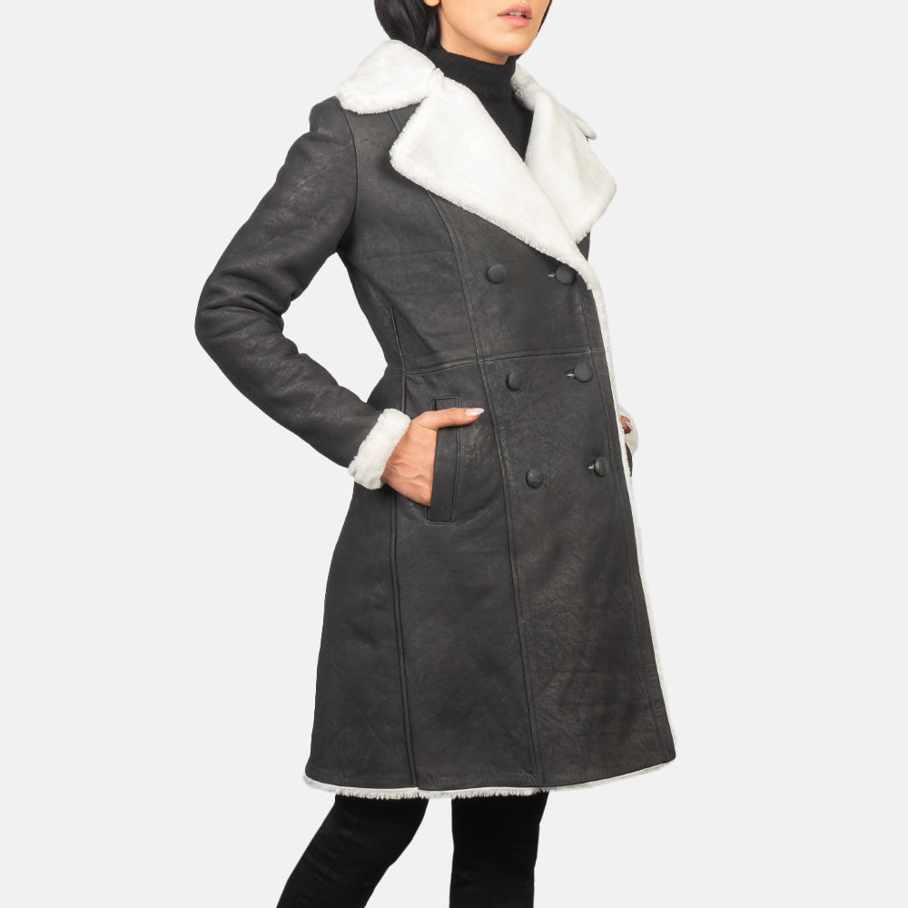 
Amie Black Double Breasted Shearling Coat - Vista lateral mostrando el corte ergonómico de mangas