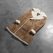 
Perspectiva del modelo vistiendo Amie Distressed Brown Double Breasted Shearling Coat en modelo con caída natural bajo luz de día