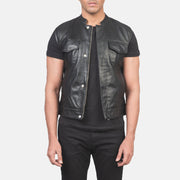 
Atlas Moto Negro Chaleco de Cuero para Hombre in Black Sheepskin Leather - Vista frontal y silueta entallada | Comprar online