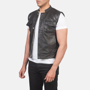
Brown Sheepskin Leather Biker Jacket - Vista posterior con hombros definidos y bajo impecable