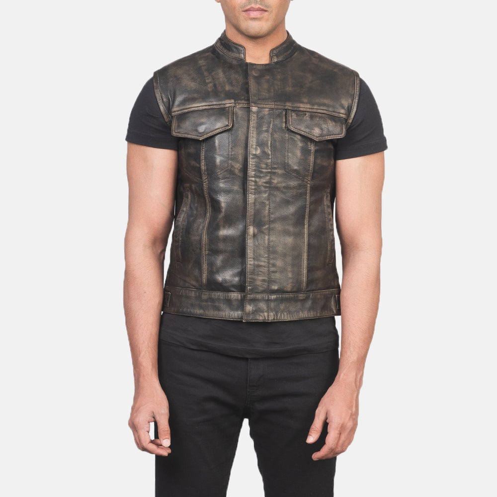 
Vista de detalle of Band & Zipper with Button Flap Hardware on Atlas Moto Marrón Envejecido Chaleco de Cuero para Hombre