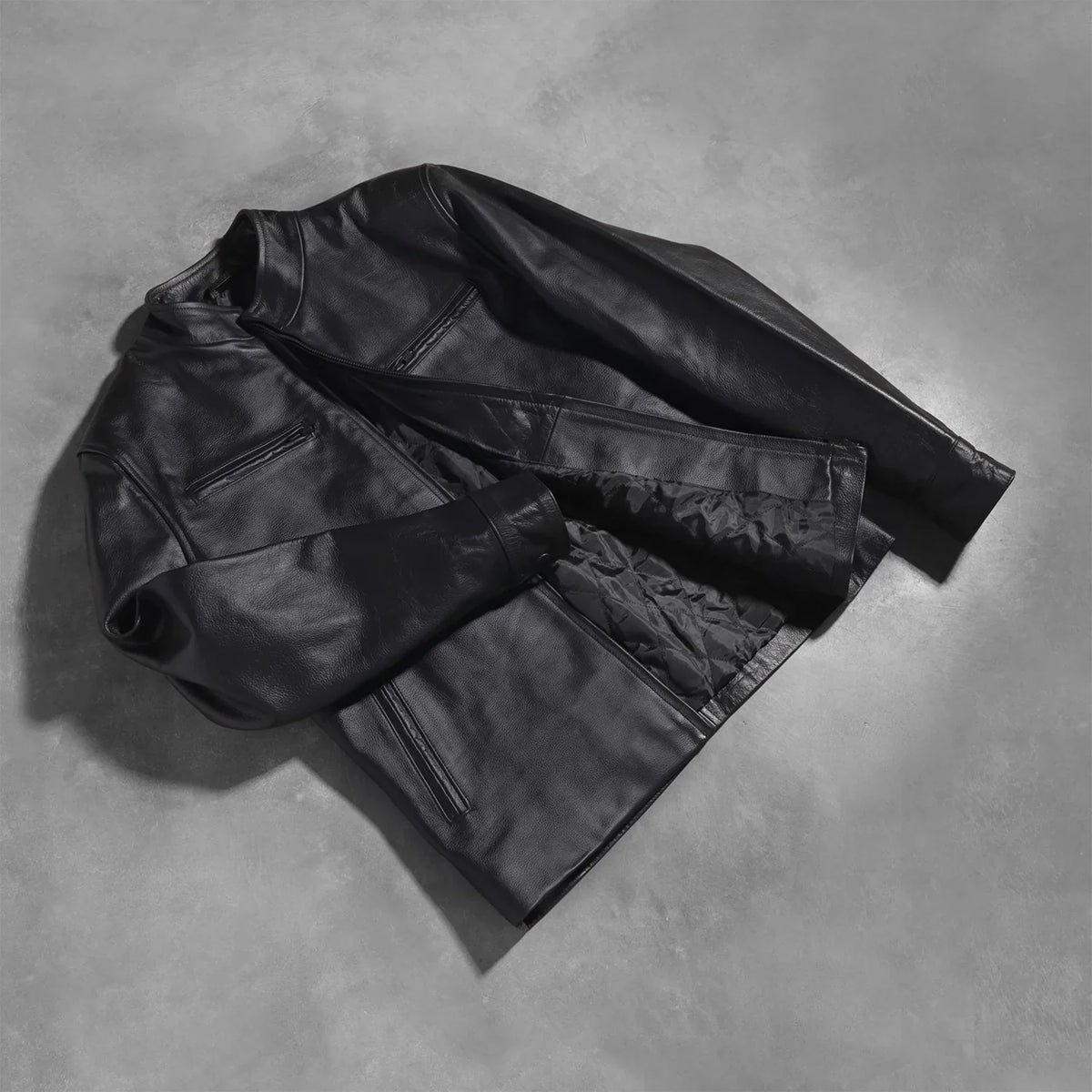Styled Fit Perspective of Austere Matte Negro Chaqueta Biker de Cuero para Hombre on Model - Natural Daylight Drape