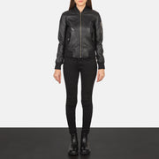 Women's Ava Ma-1 Black Leather Bomber Jacket - Vista de perfil lateral con corte ergonómico de manga