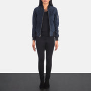 
Ava Ma-1 Blue Suede Bomber Jacket - Vista lateral mostrando el corte ergonómico de mangas