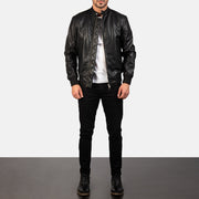 Avan Black Leather Bomber Jacket - Vista de perfil lateral con corte ergonómico de manga