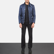 Detalle de cerca of Belted Band &amp; Button Hardware on Men's Barry Acolchado Azul Windbreaker Chaqueta de Cuero para Hombre