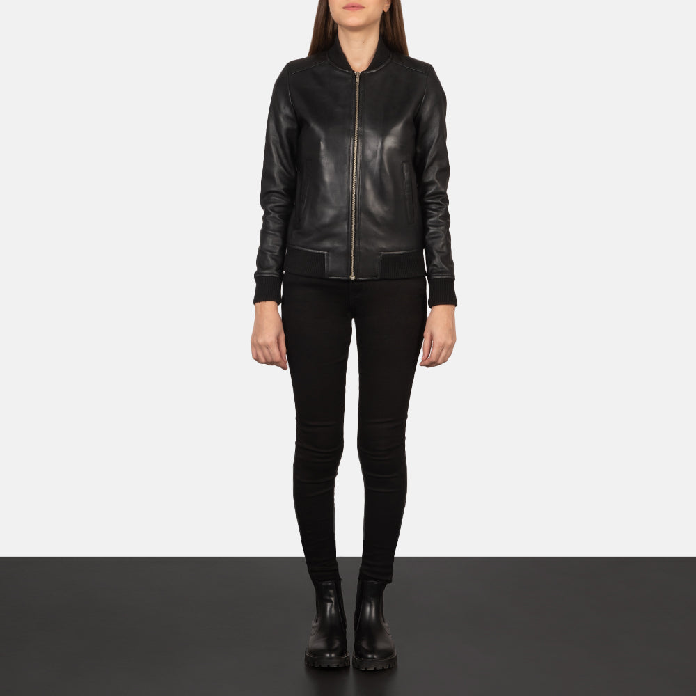 Women's Bliss Negro Cazadora Bomber de Cuero para Mujer - Vista de perfil lateral con corte ergonómico de manga