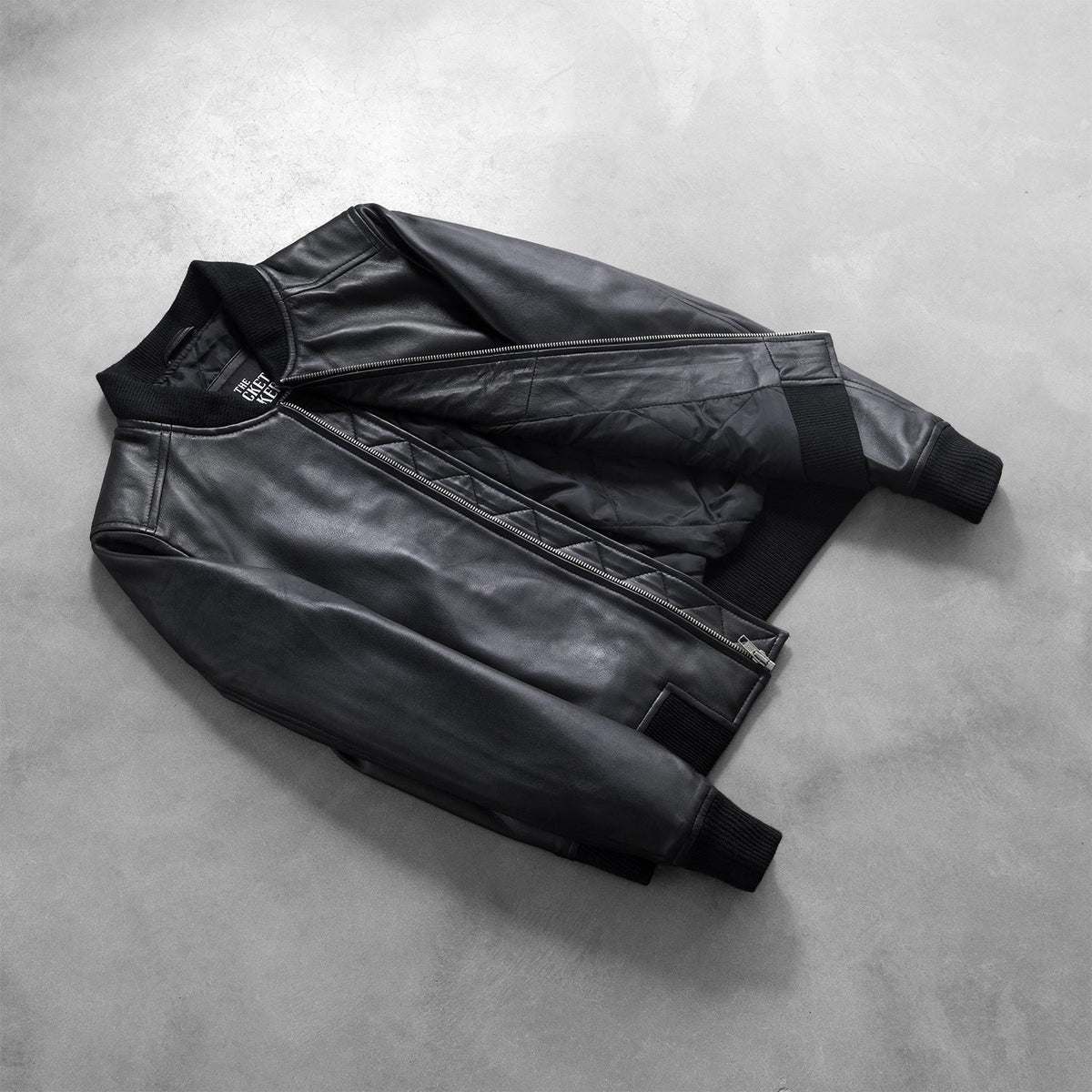 Styled Fit Perspective of Women's Bliss Negro Cazadora Bomber de Cuero para Mujer on Model - Natural Daylight Drape